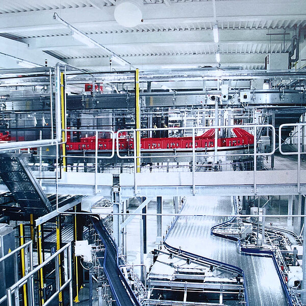 Komplexe automatisierte Abfüll- und Förderanlage in einer modernen Getränkeproduktionshalle