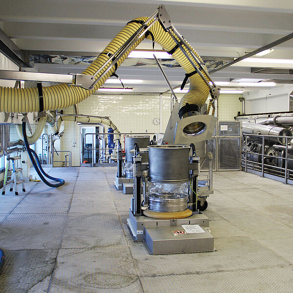 Industrieroboterarm in automatisierter Fertigungszelle mit Maschinen und Fördertechnik