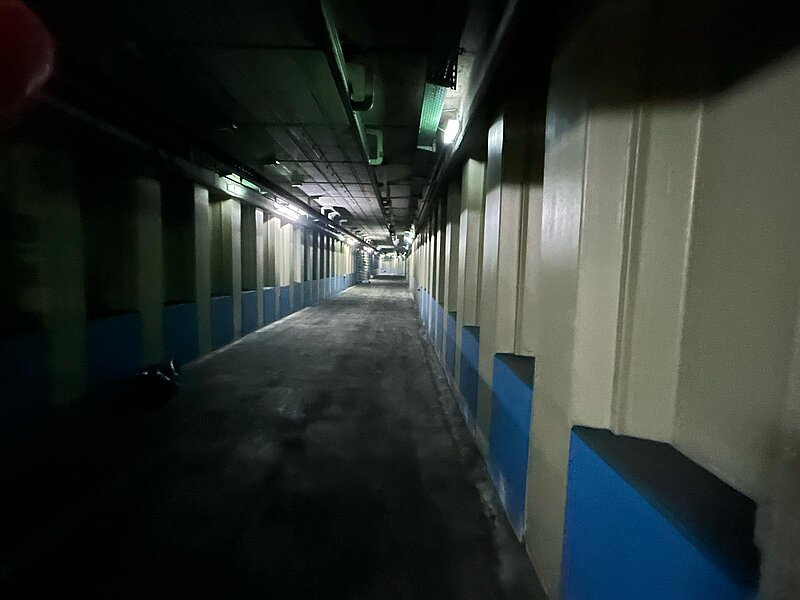 projekt_highlight_2025_6 tiefer, dunkler Tunnel, mit wenig Beleuchtung.